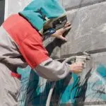 Jak poradzić sobie z graffiti na ścianie budynku?